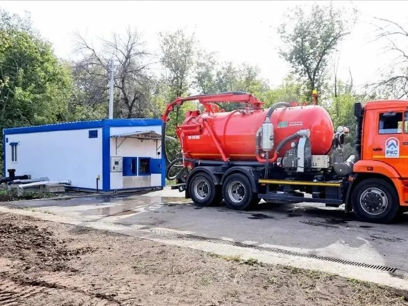 Станция может принимать до 1000 кубометров стоков в сутки и работает круглосуточно; на площадке обслуживаются две машины. За сентябрь станция приняла около 460 кубометров.