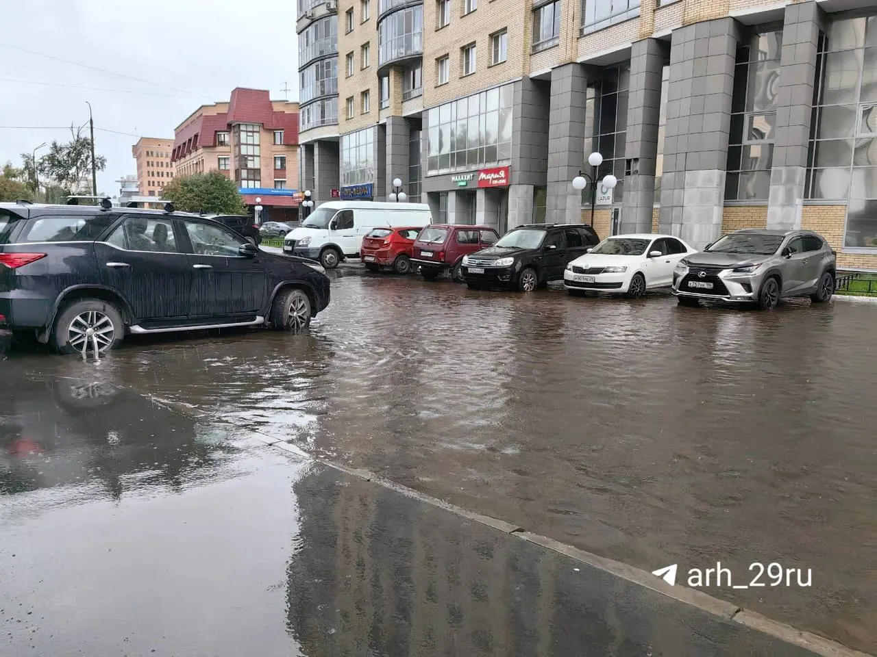 После недавних дождей в Архангельске улицы оказались затоплены; коммунальные службы откачивают воду в нескольких районах города.