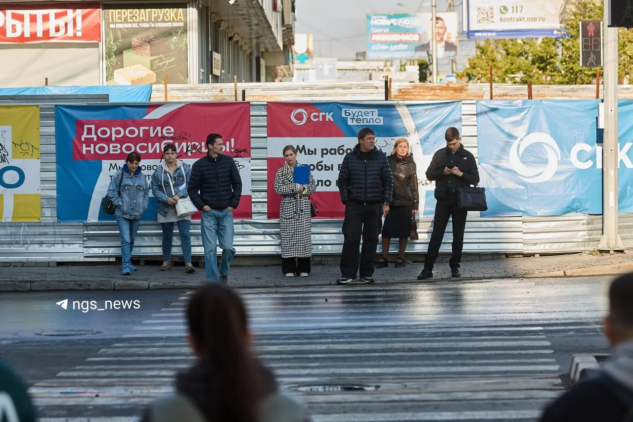 На перекрестке Димитрова и Вокзальной магистрали ведутся работы по замене труб и ремонту тротуаров. В зоне проведения работ задействованы десятки объектов, движение планируется вернуть до конца сентября.