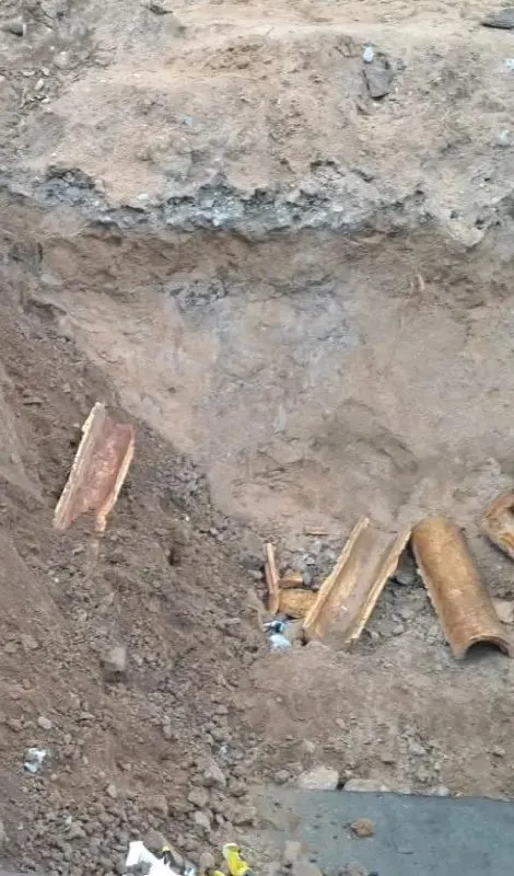 Между домами №35, №36 и детсадом №45 продолжаются задержки в устранении ямы: кабели, дожди и обходные маршруты усложняют работу.