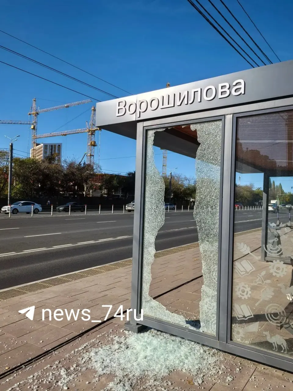Еще одна остановка повреждена; подрядчик уже заменил остекление, полиция будет уведомлена.