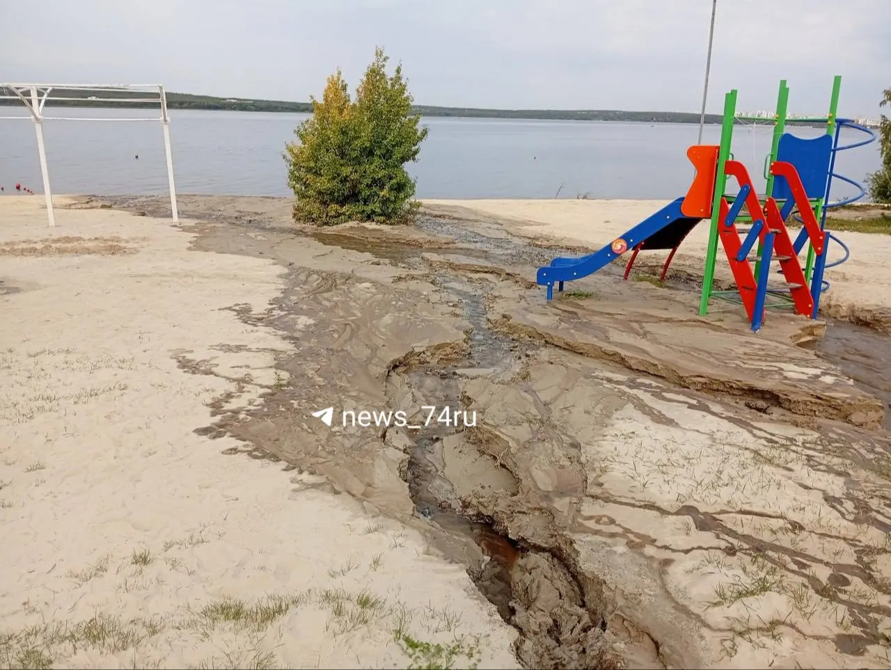 Сообщается о прорыве водопровода и появлении ручья у береговой части; ситуация под контролем, работы по устранению продолжаются.
