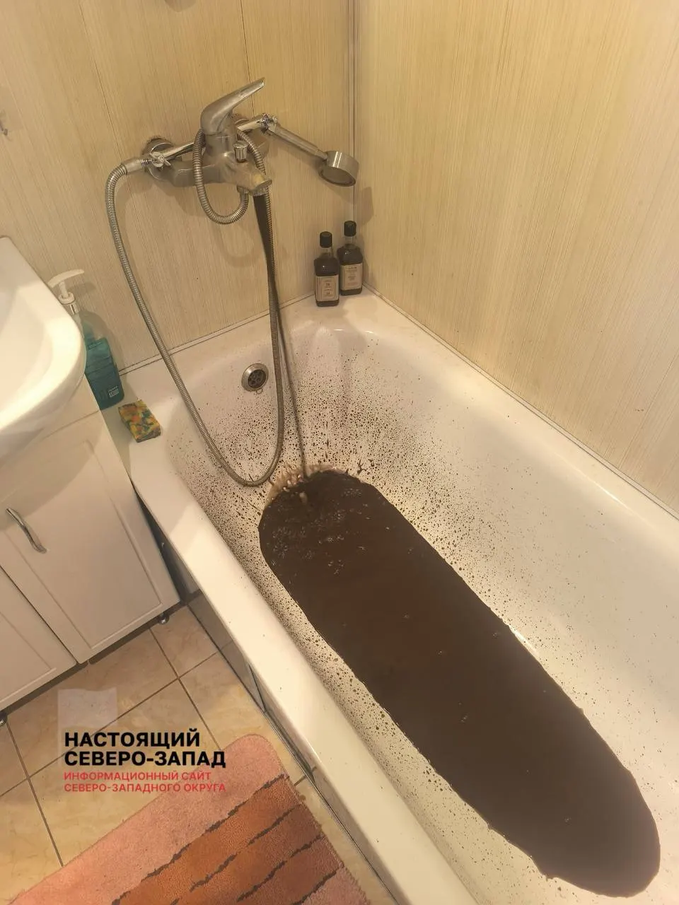 В городе Сокол запустили флешмоб из-за проблем с водоснабжением и пригласили губернатора в гости — попробовать чай из воды; ситуация стала предметом расследования.