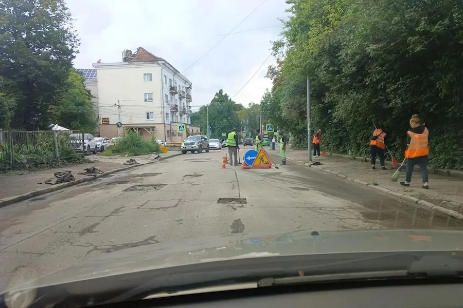 После жалоб губернатора о состоянии дороги на ул. Коммунальной в Калининграде проведён ямочный ремонт.