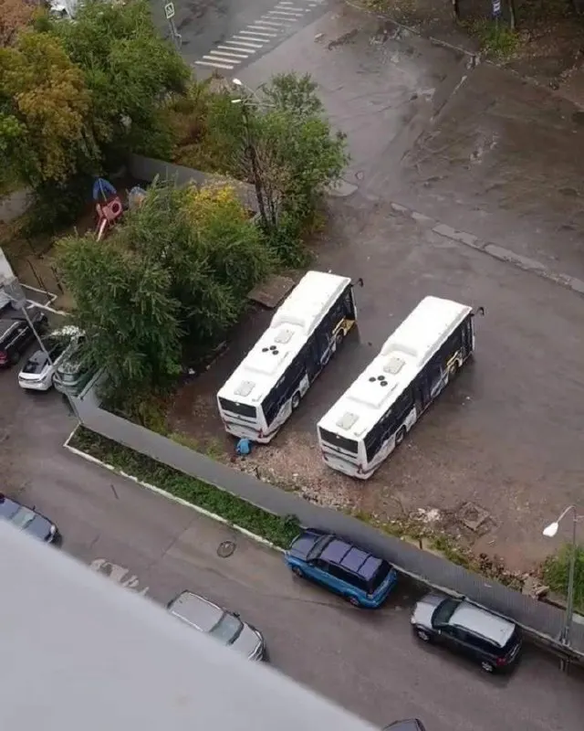 Жители жалуются на автобусную площадку у дома: водители якобы справляют нужду возле детской площадки, автобусы стоят с включенными двигателями; местные власти заявляют, что площадка муниципальная и соответствует СанПин.