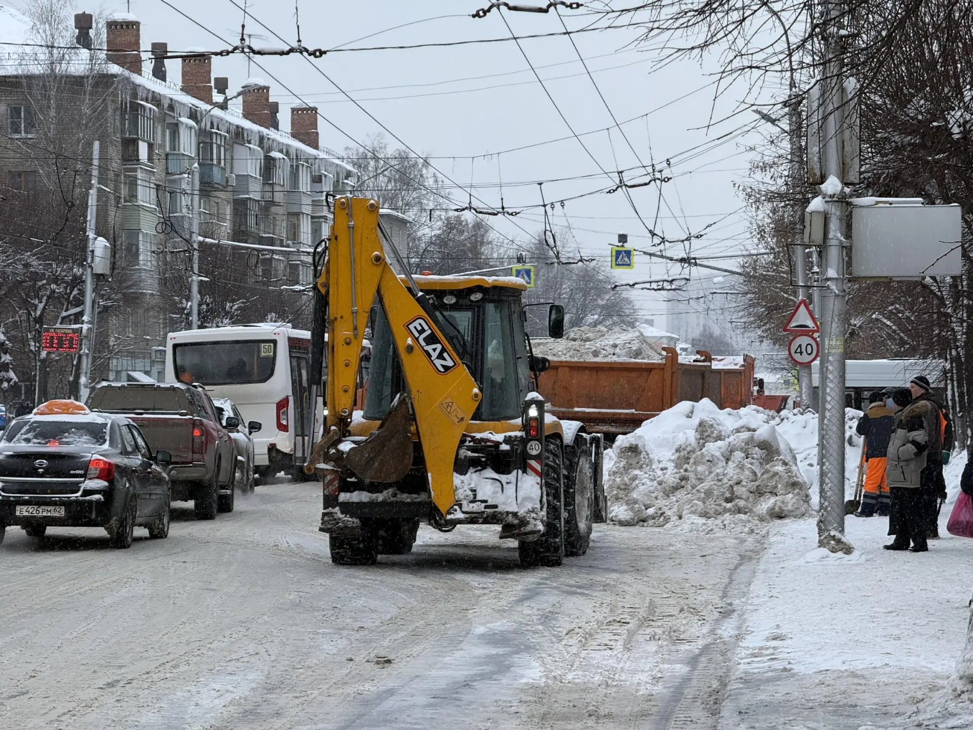 Городские службы сохраняют текущую схему уборки снега; обзор готовности к предстоящей зиме.