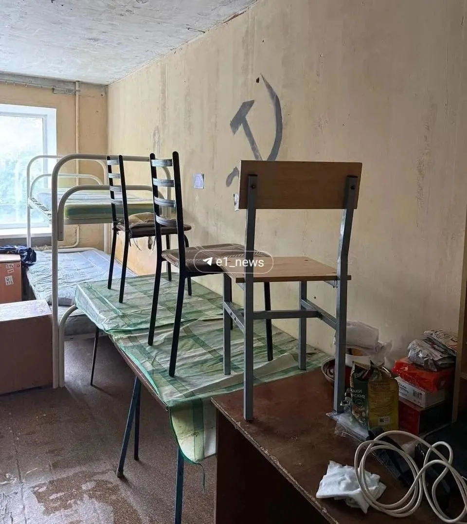 Студента УрТК перевезли в другую комнату после жалоб на условия проживания: дыры в стенах, старая мебель и неисправный холодильник. Администрация заявляет о проверках перед заселением и контроле ситуации.