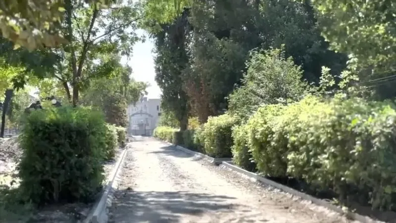Глава города потребовал соблюдать график работ и не проводить укладку асфальта во время дождя на объекте благоустройства сквера.