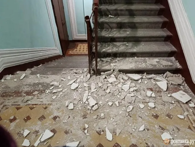 Жильцы многоквартирного дома на Лиговском проспекте сообщают об обрушении штукатурки в подъезде и затяжных протечках кровли. Они требуют незамедлительного ремонта и устранения последствий.