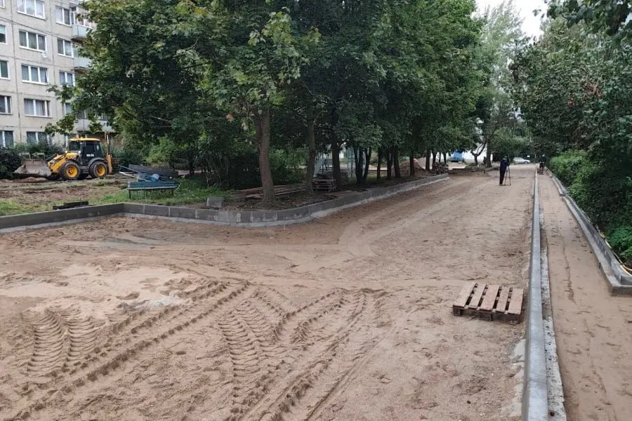 Благоустройство дворов продолжает менять линейку объектов: пространство для игр детей и подростков порой сокращается в пользу парковки и проездов.