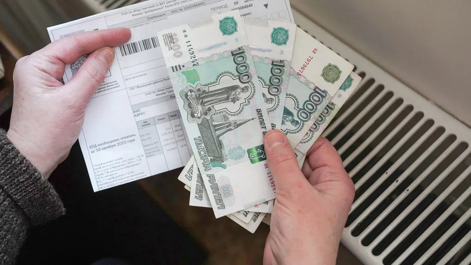 Новая технология на базе ИИ распознаёт номера автомобилей и сверяет их с базами должников по алиментам, штрафам и платежам ЖКХ; система работает в суровых условиях и уже применяется в одном регионе с перспективой расширения.