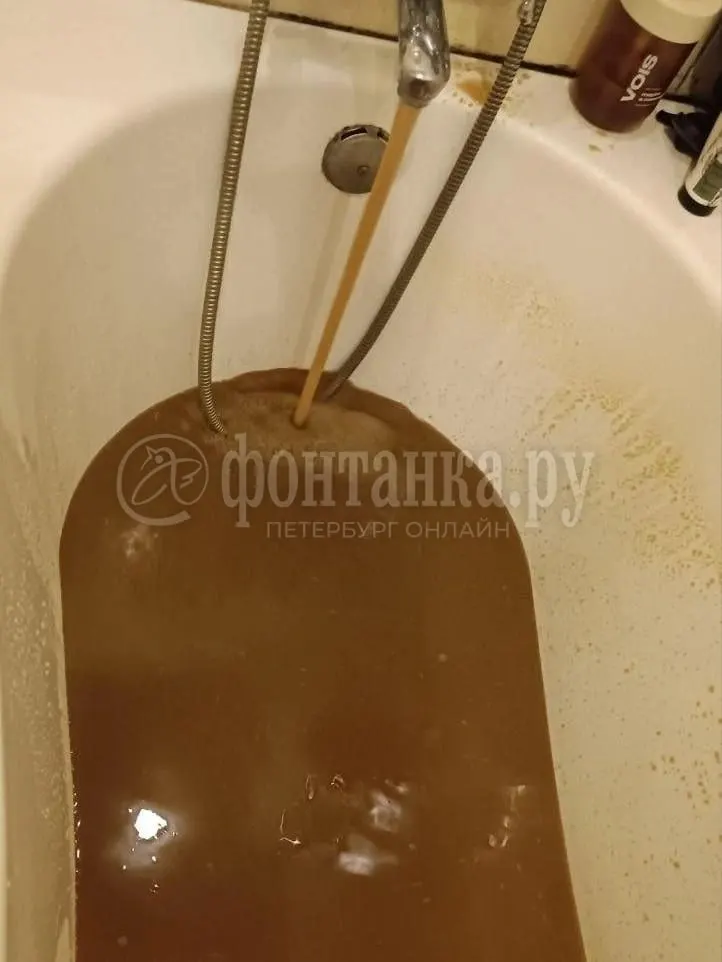 Горячая вода необычного цвета на Галерной связана с подготовкой к отопительному сезону: тепловые сети переключаются на другой ввод, нормализация ожидается к вечеру; отопительный сезон начнется в ближайшее время в зависимости от погоды.