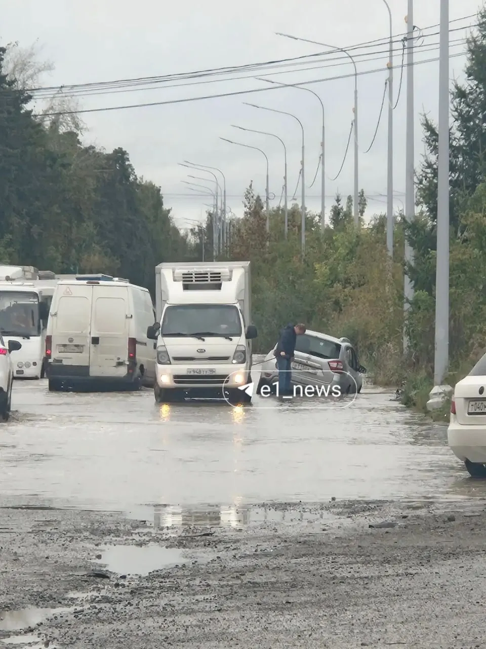На городском проезде автомобиль попал в глубокую лужу из-за засыпанных канав и отсутствия отвода воды. Власти обещали ремонт в ближайшее время.