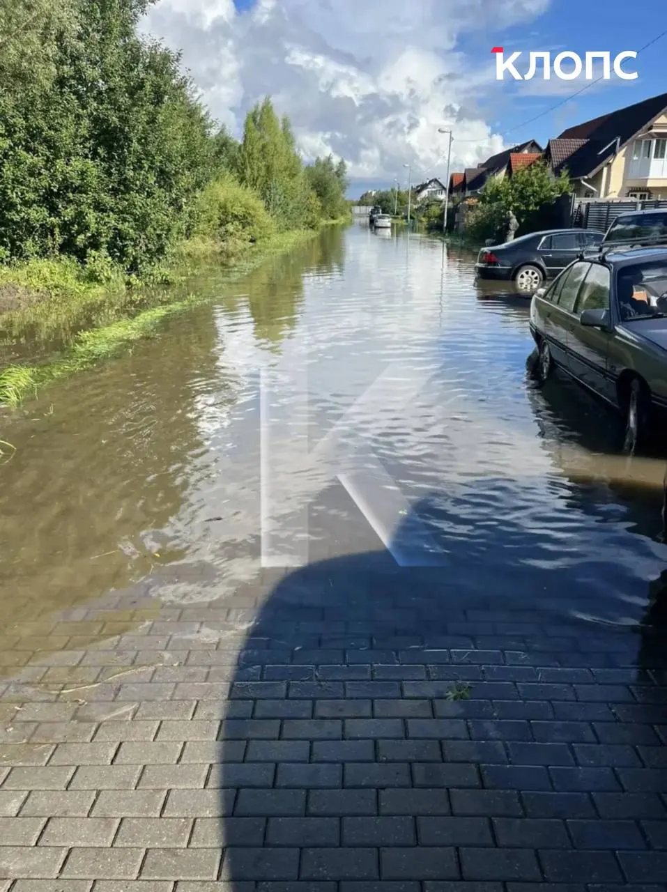 После дождей в Малом Лесном вода поднялась до колена, жильцы жалуются на трудности передвижения, власти обещали расчистку водоотводов, финансирование на 2026 год истощено.