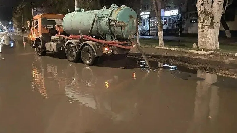 После ливня в Энгельсском районе водные пути временно затронули жилые кварталы; работы велись ночью возле нескольких домов, а жители зафиксировали подтопления у школы и на отдельных улицах.