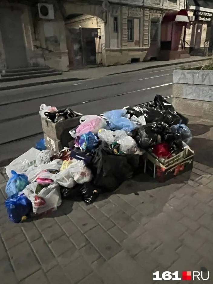 Жители жалуются на переполненные контейнеры и свалки; власти сообщают об усилении вывоза мусора, но проблема сохраняется.