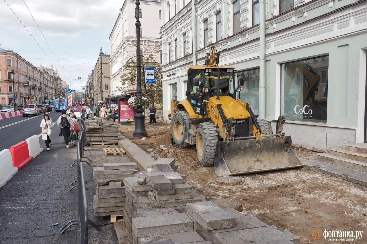На Невском проспекте начались работы по ремонту тротуаров. Ограничено движение на участке от проспекта Бакунина до Перекупного переулка.