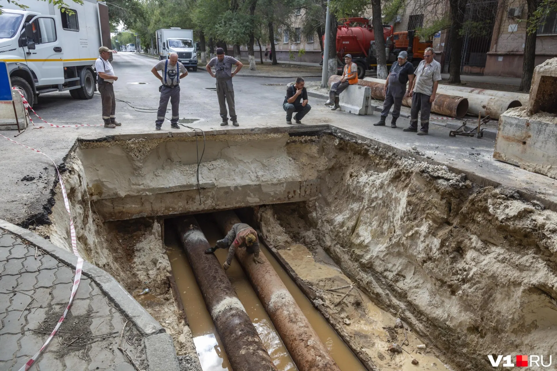 Раскопки затрудняют движение во дворе центра и вызывают жалобы водителей на повторяющиеся работы рядом с Волгоградом