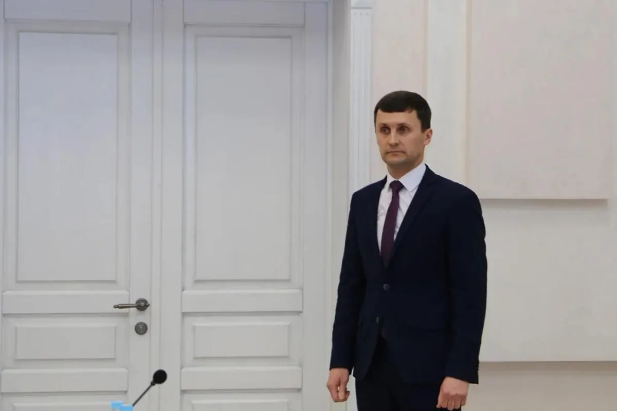 Проверка выявила попытку продажи автомобилей самой себе по заниженной цене и пожар на мусороперерабатывающем заводе; руководителю предъявлены требования, он уволен, начаты судебные разбирательства.