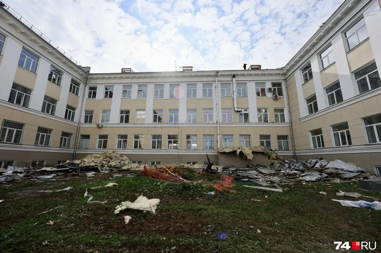 Пациенты жалуются на задержку работ над кровлей и тревожную ситуацию с потолками, пока поликлиника функционирует в обычном режиме.
