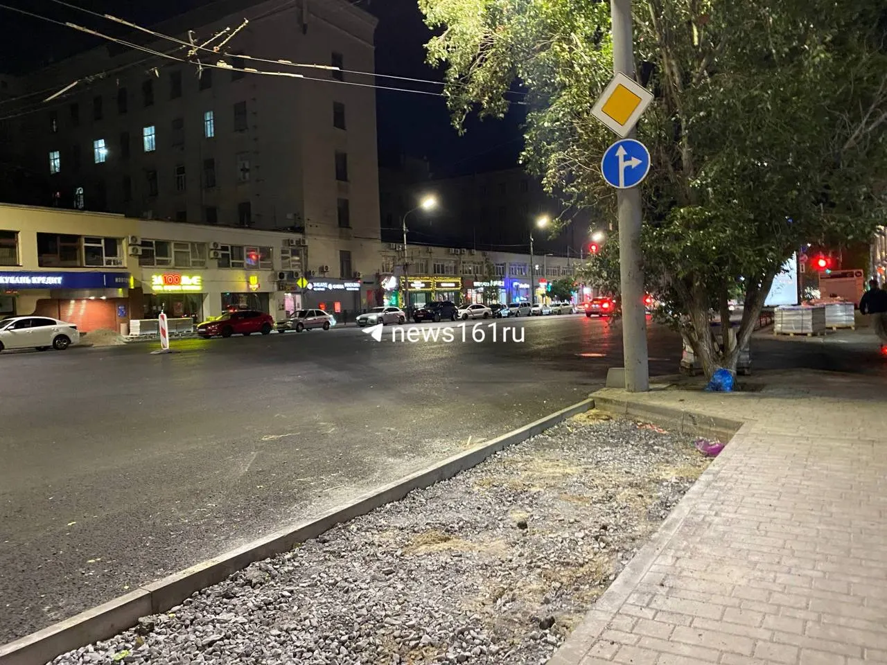 Новый асфальт уложен между Социалистической и Московской. Парковочные места убраны, расширена пешеходная зона. Ожидаются дальнейшие работы по укладке плитки и уборке мусора.