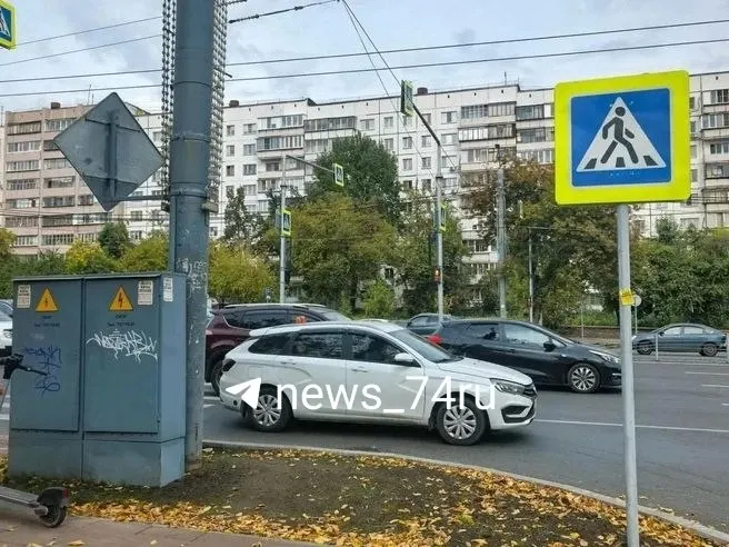 На перекрёстке установлены светофор и новый остановочный павильон в рамках второго этапа реконструкции.