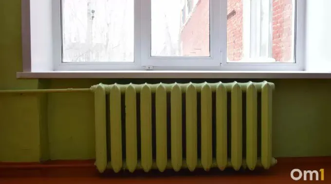 С 30 сентября начинается массовая подача тепла в многоквартирные дома Омска: тепло будет поступать постепенно, в некоторых домах батареи уже тёплые; запуск идёт поэтапно, жильцам рекомендуют обращаться в управляющую компанию, если тепло не появилось.