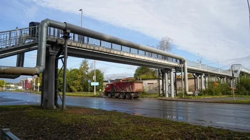 Путепровод обновили досрочно к 880-летию города: заменены конструкция, покрытие и освещение, добавлены подъёмники для маломобильных граждан; работы продолжаются на других объектах города.