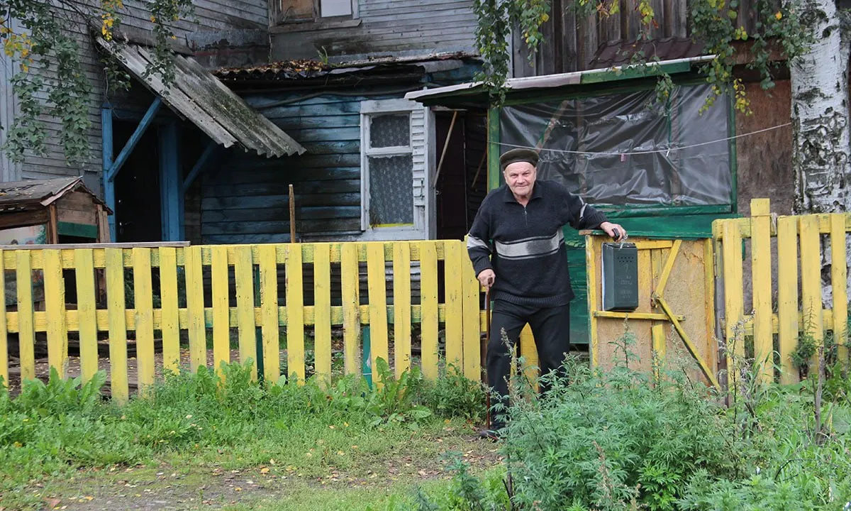 Жители старого 116-летнего дома на улице Лососинской продолжают жить без воды, отопления и туалетов, несмотря на выделения на расселение и обещания властей.