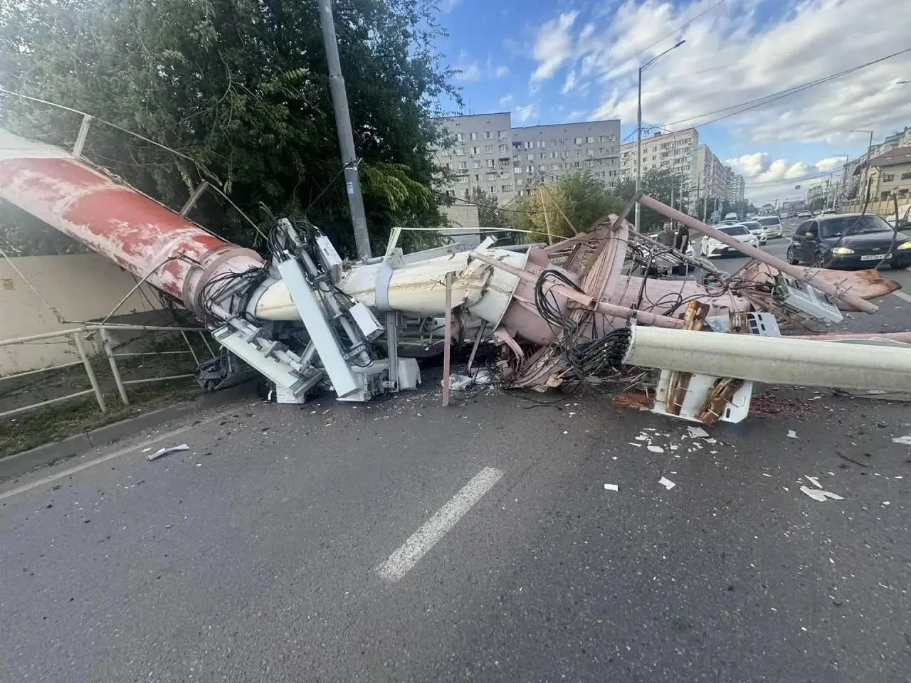 На участке возле дома №55/1 упала труба котельной, движение затруднено; на месте работают сотрудники ДПС, водителям рекомендуется выбрать объезд.