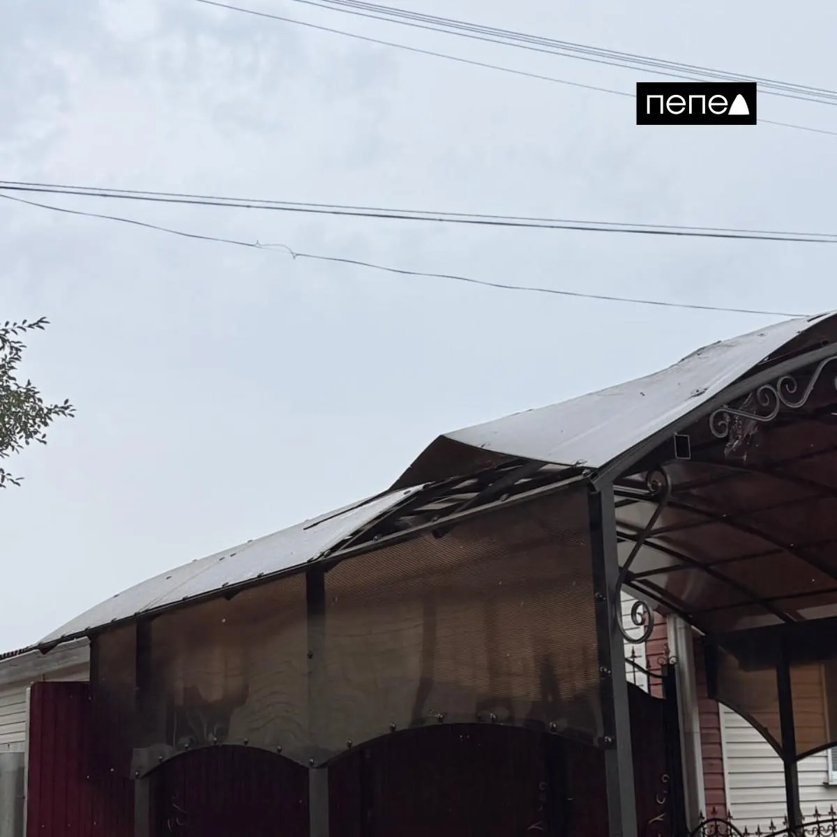 Из‑за повреждения оптоволоконного кабеля беспилотник повредил провод рядом с домом и прерывает доступ к интернету, что мешает онлайн‑урокам маленького ученика.