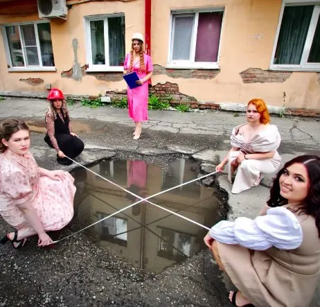 Фотосессия на фоне города привлекла внимание к вопросам благоустройства; затем чиновники переключились на другие задачи, оставив обсуждение проблемы на паузе.