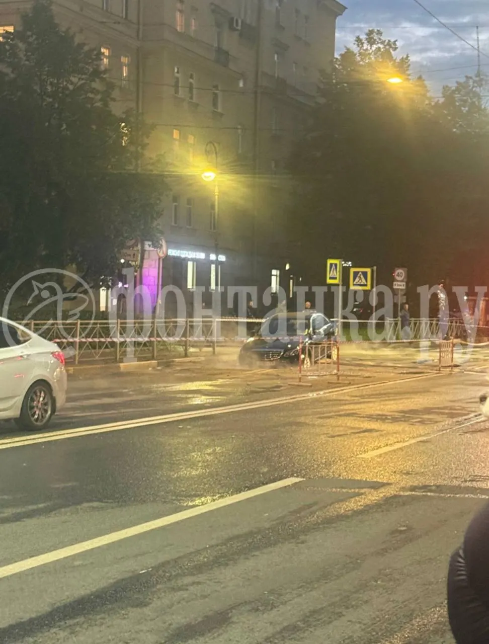 Автомобиль провалился под землю после прорыва трубы с кипятком на Московском проспекте; движение ограничено, место происшествия локализовано.