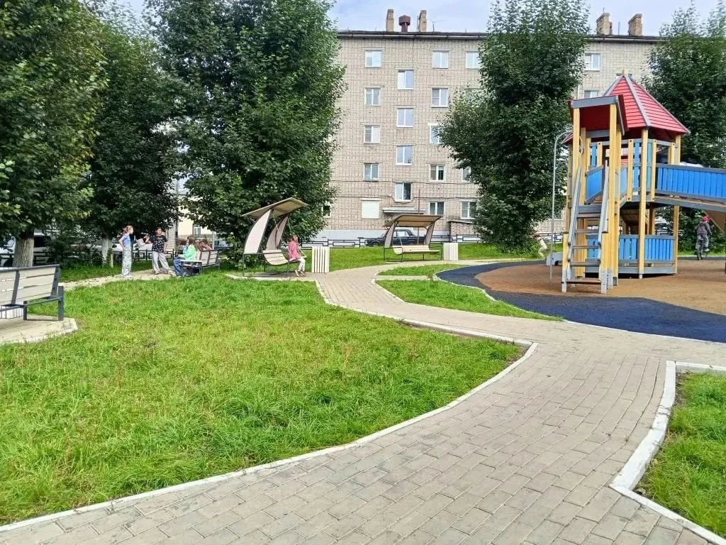 Обновленный сквер на улице Интернациональной: новые скамейки, дорожки, озеленение и улучшенная доступность для горожан по проекту «Инфраструктура для жизни».