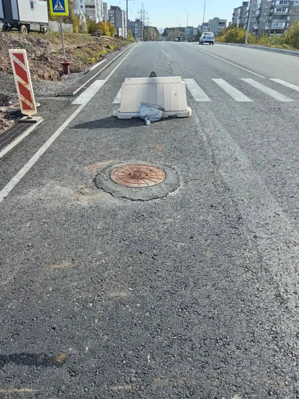Просадка в дорожном покрытии на улице Рабкоров привела к появлению люка. В мэрии сообщили о ходе работ по выведению колодца на проектную отметку и завершающей укладке асфальта.