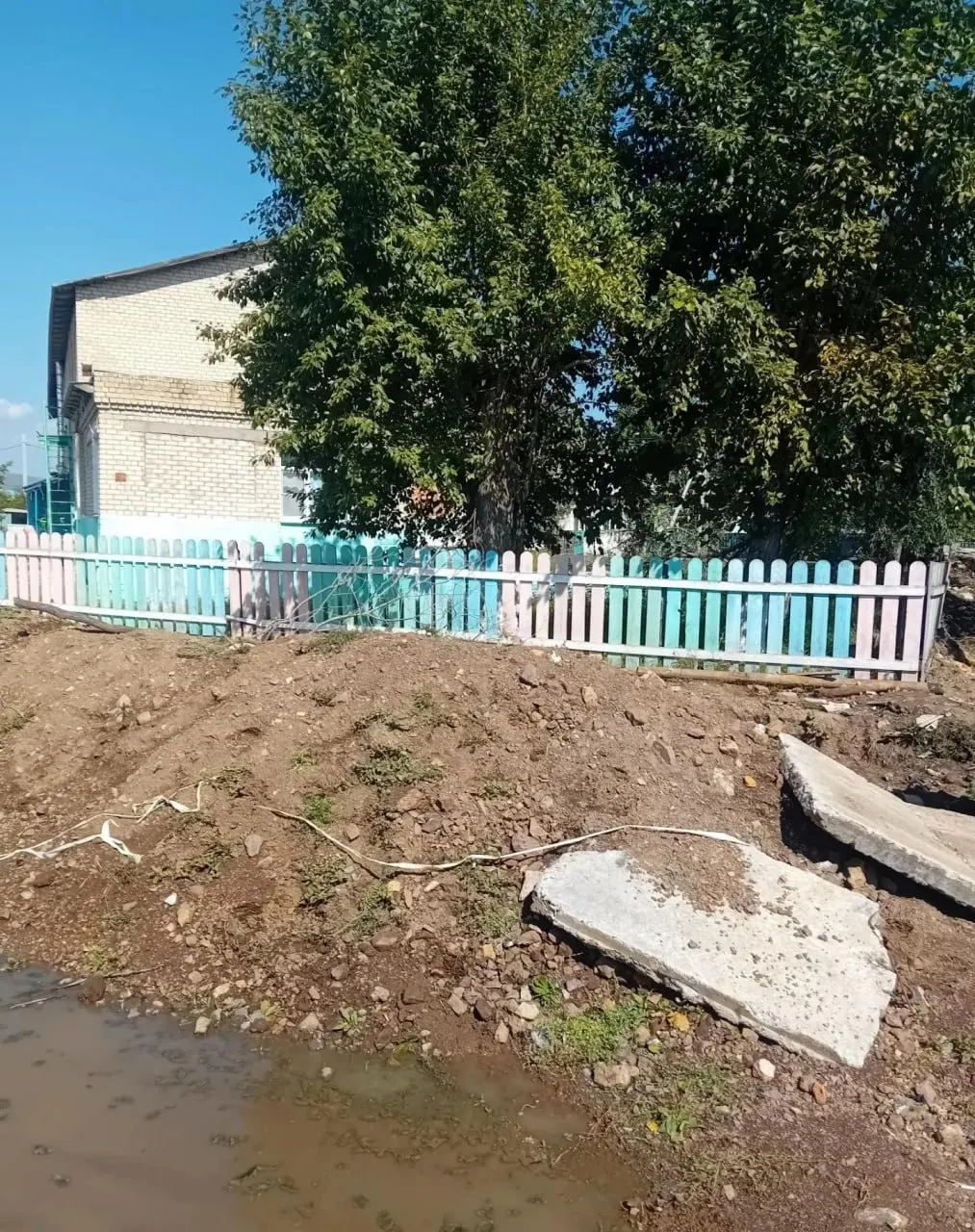 Из-за капитального ремонта теплотрассы путь к образовательным учреждениям оказывается через строительную зону. Сроки работ перенесли на 15 сентября, власти обещали обеспечить безопасный проход для детей.
