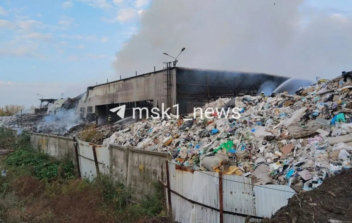 Пожарные ликвидировали очаг открытого горения на мусорной свалке после почти суток тушения. Спасатели контролируют ситуацию, продолжается проливка и мониторинг.
