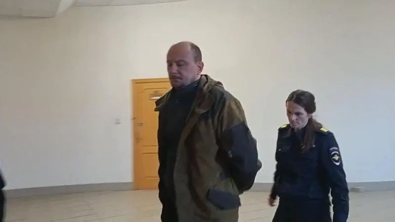 10 лет колонии строгого режима, штраф 5 млн рублей, запрет занимать административно‑хозяйственные должности на восемь лет и конфискация 2 млн 692 тыс. рублей — таков приговор Ивану Дубино по делу о взятке в проекте реконструкции теплосетей.