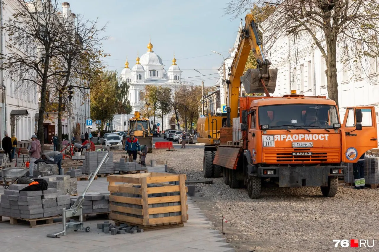 Благоустройство пешеходной улицы Кирова в центре Ярославля идёт с задержкой. По контракту работы должны быть выполнены к 1 октября, но часть объектов пока не готова.