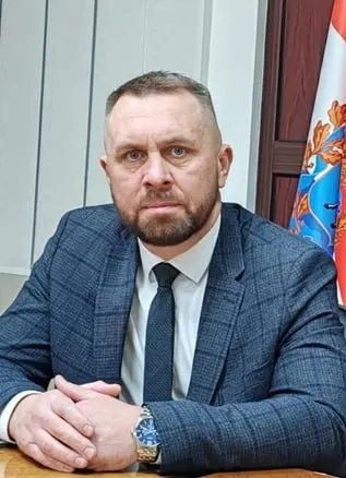С 10 сентября новым руководителем станет Евгений Скрипкарев. Ранее компанию возглавлял Виталий Кисилев, а прежний директор Владимир Дмитриев задержан по подозрению в коррупции. На данный момент и.о. директора — Петр Храмых. Финансовые проблемы предприятия: долг перед кредиторами — 3,2 млрд рублей, убыток за прошлый год — 496 млн.