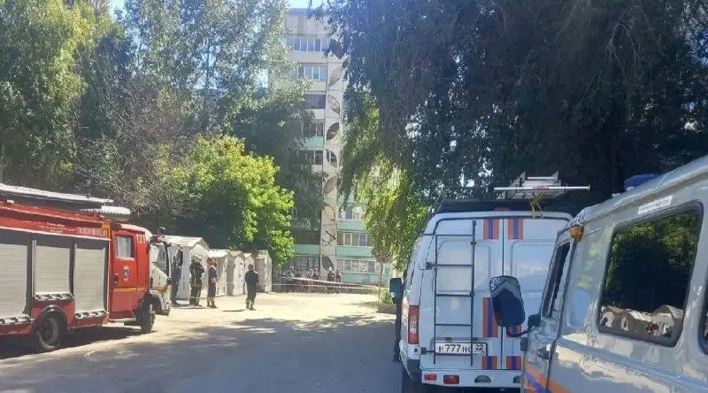 На балконе девятого этажа повисла железобетонная плита. Территорию огородили, решение о демонтаже пока не принято.