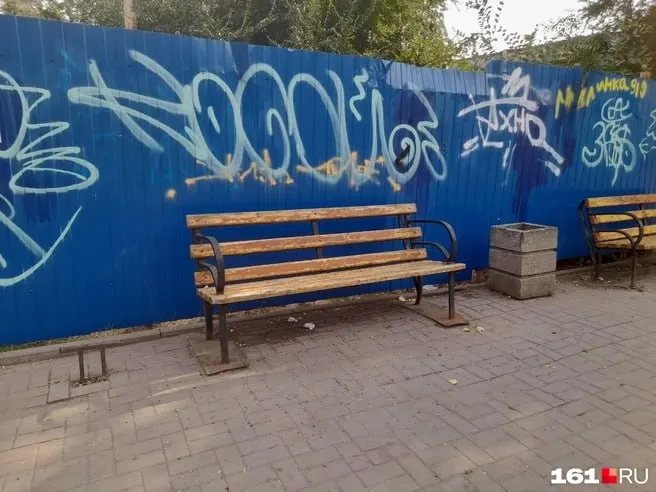 Местные жители жалуются на ухудшение состояния сквера: плитка просела, часть лавочек повреждена, растительность засохла и закрывает вид на реку Дон.
