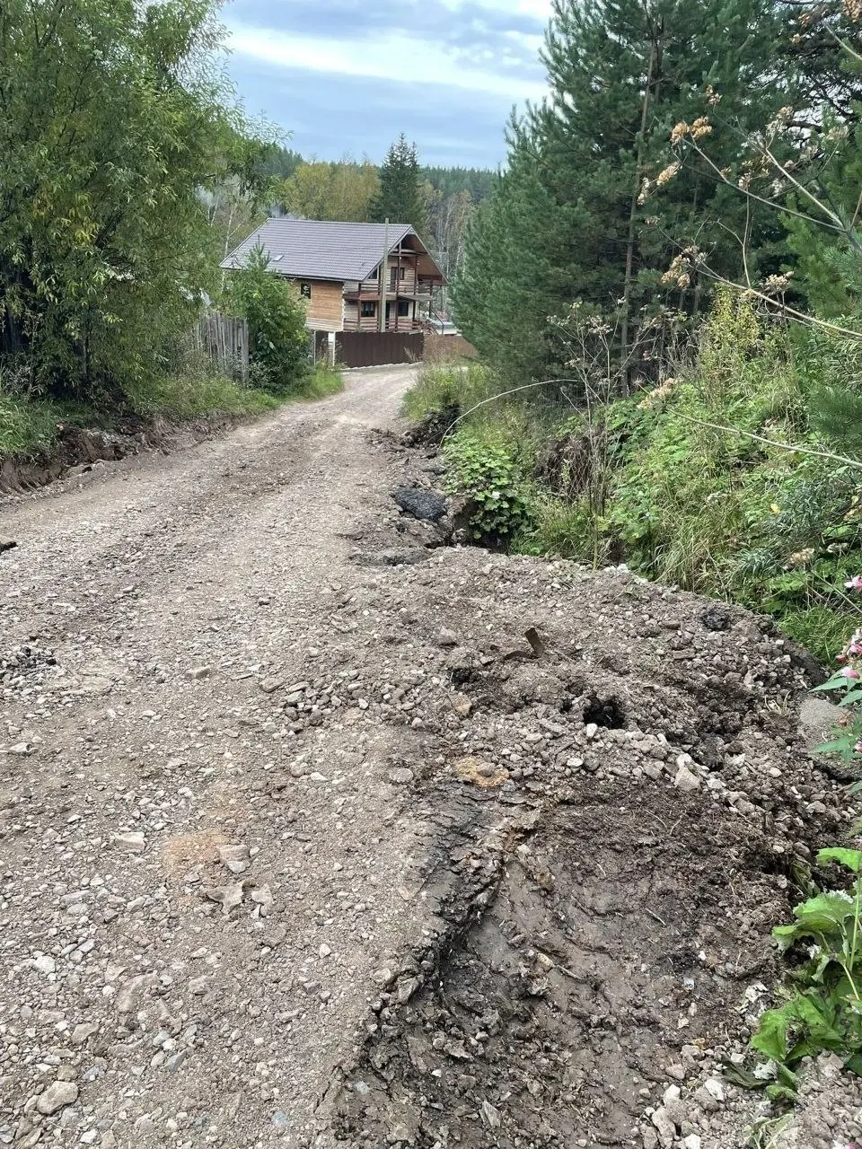 Под Красноярском дорогу засыпали смесью, похожей на строительные отходы, включая асфальт и бетон; ливневку тоже засыпали, что может привести к подтоплениям и экологическим проблемам.