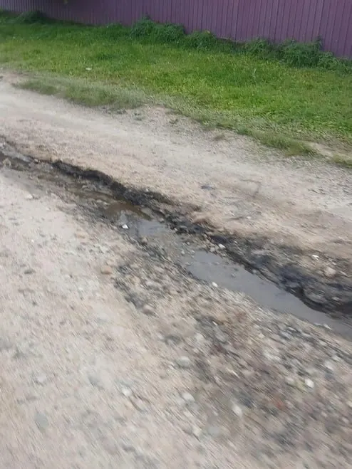 После проливных дождей дороги в поселке пострадали; власти намерены экономить сейчас и сосредоточиться на капитальном ремонте после прекращения осадков.
