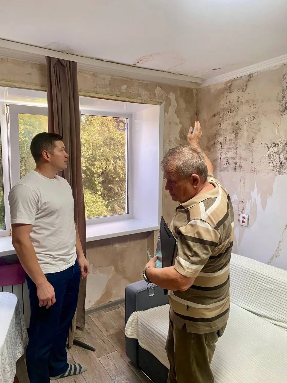 Жители жалуются на затянувшийся ремонт крыши, пожарную и санитарную опасность, а администрация — на отписки. Зима приближается, ситуация требует решения.