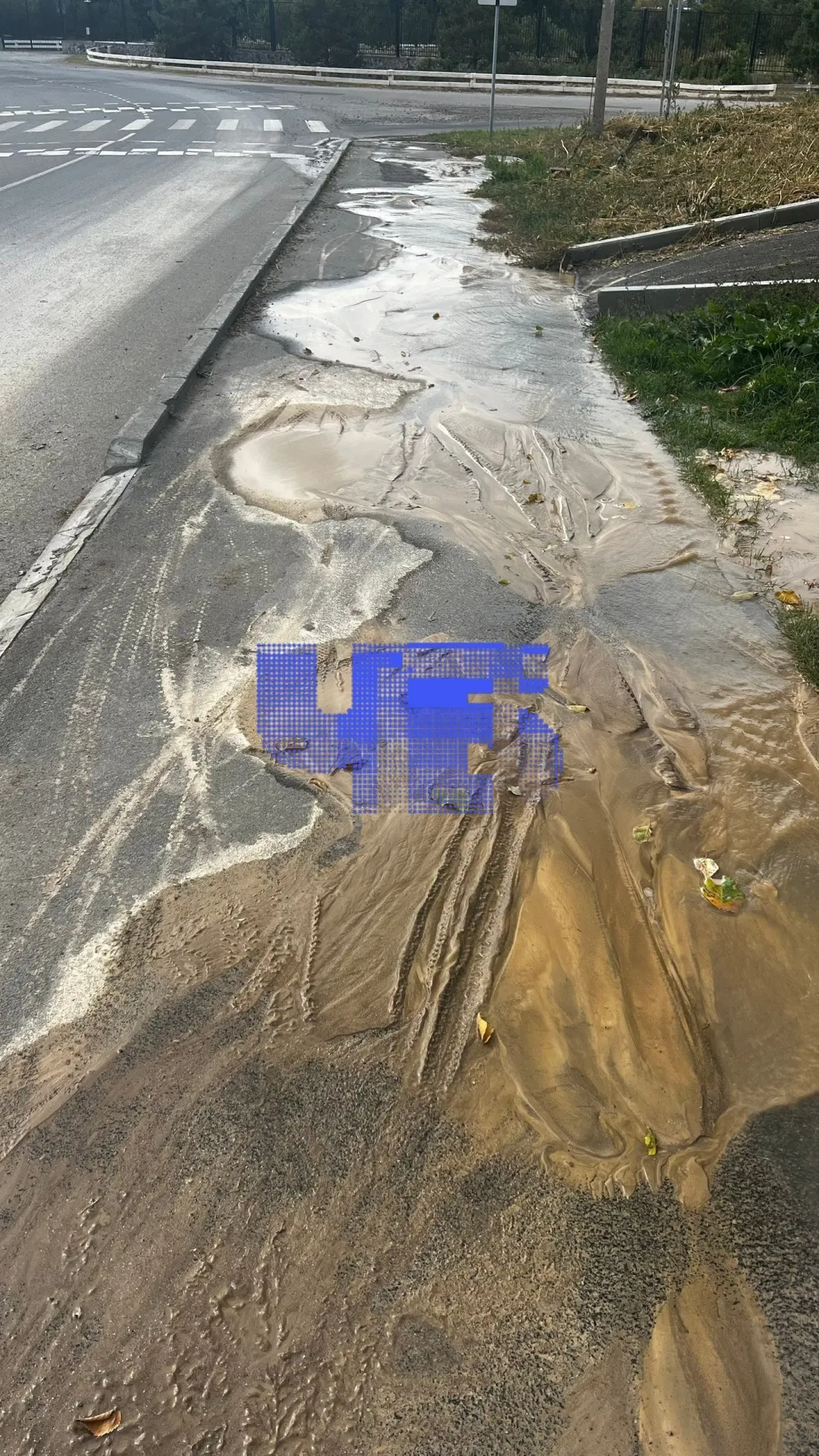 Прорыв водопровода на улице Увельской затопил колодцы и подъезды; жильцы вынуждены спасать имущество насосами, пока чиновники уходят на выходные.