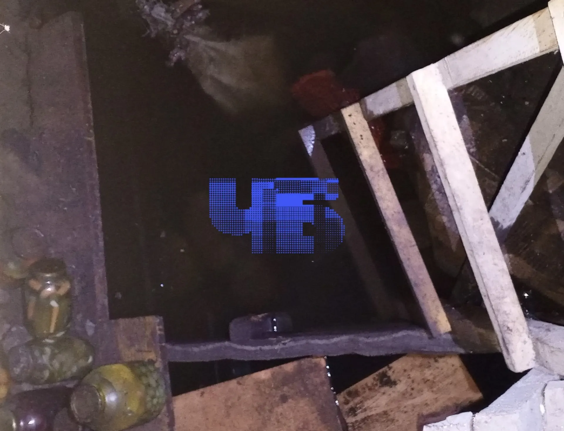 Из-за аварии на сетях холодного водоснабжения в поселке Першино жители пяти домов сталкиваются с отсутствием воды, подтоплением подвальных помещений и угрозой для фундаментов.