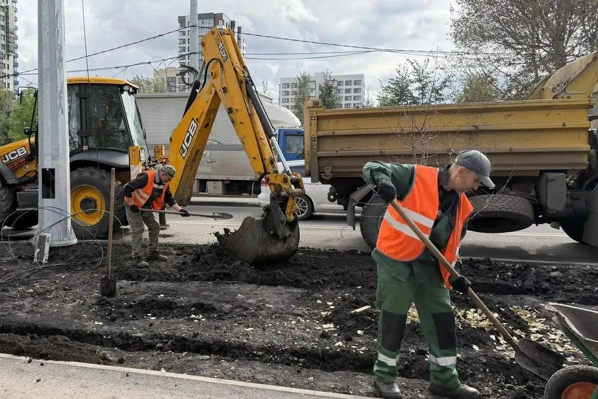 На ремонтной улице работы ведутся ночью и днем: освещение установить, тротуары привести в порядок, завершить укладку покрытия. Из‑за дождей график сдвинут, но подрядчик обещает закончить до конца месяца.