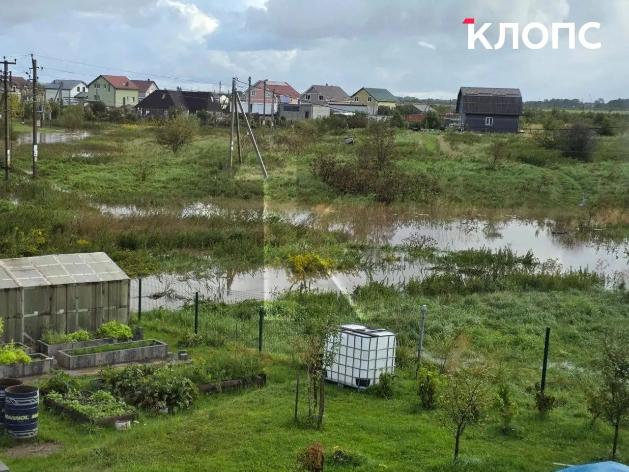 После ночного ливня в Гурьевском районе поля и частные участки Яблоневки оказались затоплены; местные жители сообщают о неочищенных каналах и бурном течении.