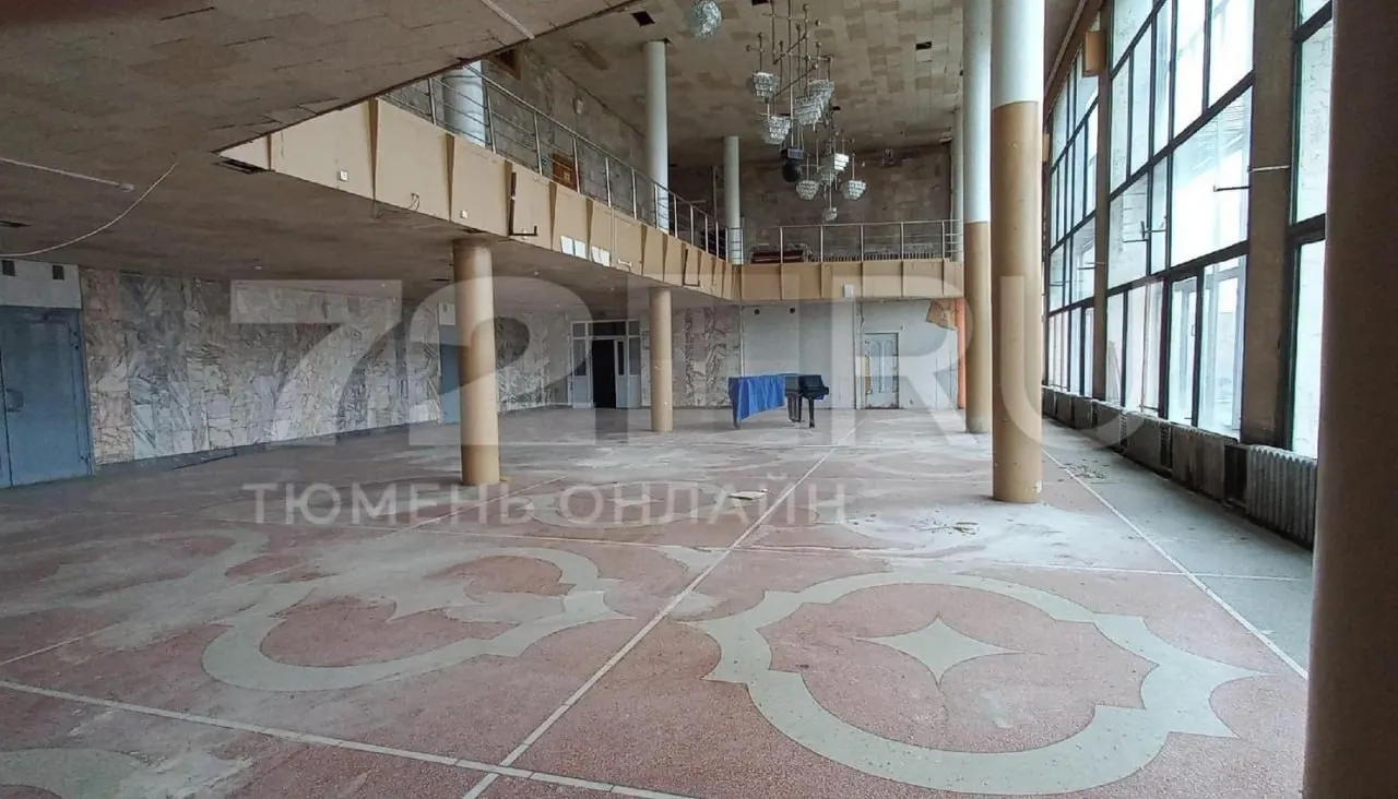 ДК «Строитель» в Тюмени продолжает ждать ремонта: для реконструкции требуется около двух миллиардов рублей, аренда здания пока не обсуждается.